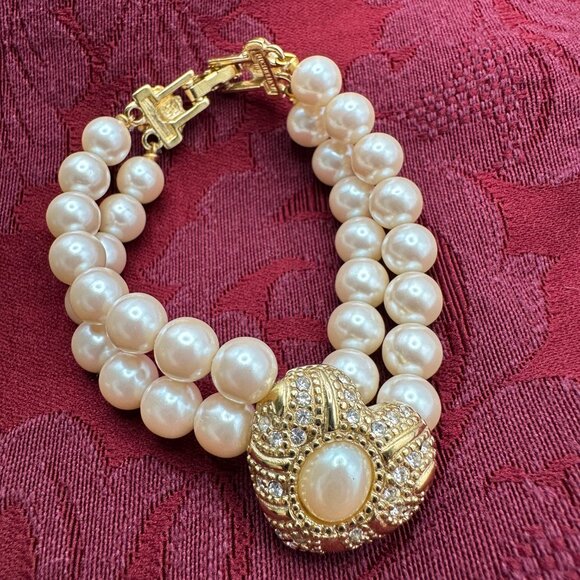Vintage Richelieu Double Faux Pearl Bracelet with heart “centerpiece” covered in - Picture 8 of 14